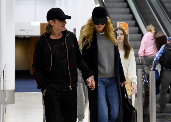 Exclusif - Nicole Kidman et son mari Keith Urban avec leurs enfants Sunday Rose et Faith Margaret arrivent à l'aéroport de Sydney en Australie, le 17 décembre 2022.