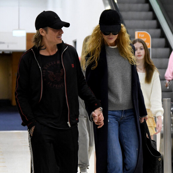 Exclusif - Nicole Kidman et son mari Keith Urban avec leurs enfants Sunday Rose et Faith Margaret arrivent à l'aéroport de Sydney en Australie, le 17 décembre 2022.