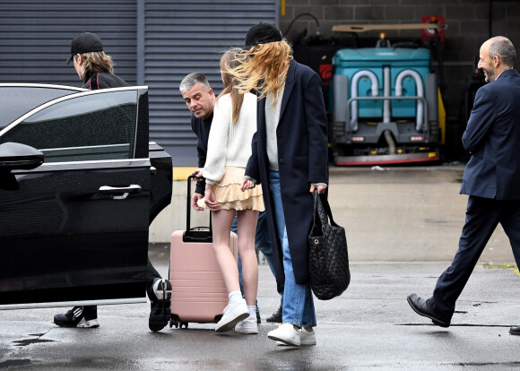 Exclusif - Nicole Kidman et son mari Keith Urban avec leurs enfants Sunday Rose et Faith Margaret arrivent à l'aéroport de Sydney en Australie, le 17 décembre 2022.