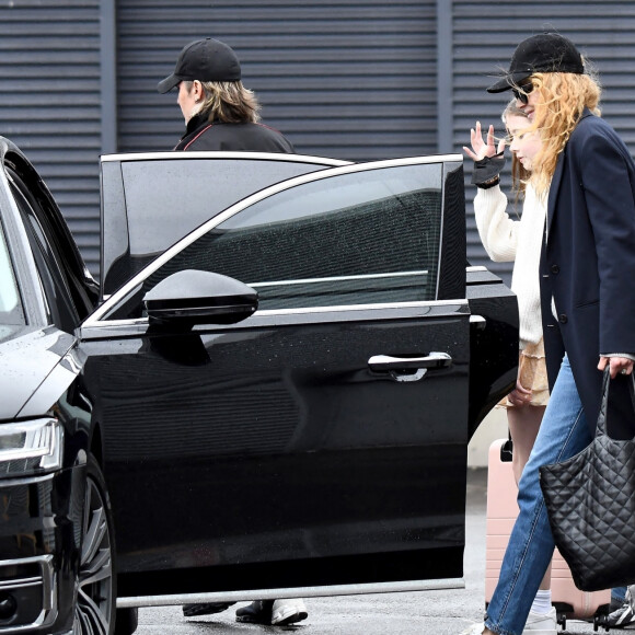 Exclusif - Nicole Kidman et son mari Keith Urban avec leurs enfants Sunday Rose et Faith Margaret arrivent à l'aéroport de Sydney en Australie, le 17 décembre 2022.