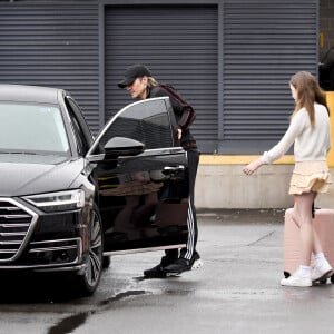 Exclusif - Nicole Kidman et son mari Keith Urban avec leurs enfants Sunday Rose et Faith Margaret arrivent à l'aéroport de Sydney en Australie, le 17 décembre 2022.