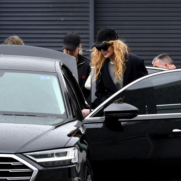 Exclusif - Nicole Kidman et son mari Keith Urban avec leurs enfants Sunday Rose et Faith Margaret arrivent à l'aéroport de Sydney en Australie, le 17 décembre 2022.