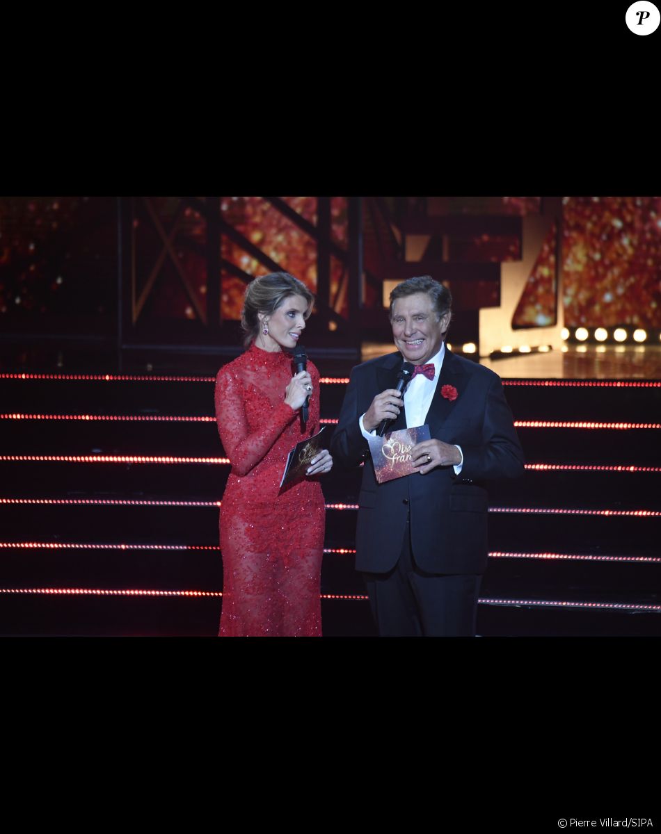 Sylvie Tellier émue pour ses adieux à Miss France, le 17 décembre 2022, lors de la cérémonie Miss France 2023