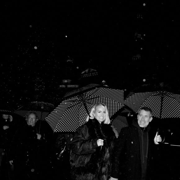 Exclusif - Laeticia Hallyday et son compagnon Jalil Lespert, accompagnés de Jade et Joy sont allés rendre visite au Manneken-Pis qui a été rhabillé en hommage à Johnny Hallyday à Bruxelles le 20 décembre 2022. © Dominique Jacovides / Bestimage 