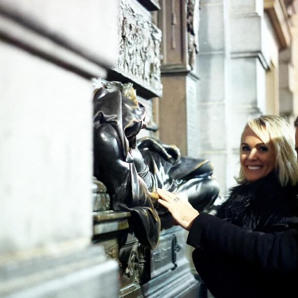 Exclusif - Laeticia Hallyday et son compagnon Jalil Lespert, accompagnés de Jade et Joy sont allés rendre visite au Manneken-Pis qui a été rhabillé en hommage à Johnny Hallyday à Bruxelles le 20 décembre 2022. © Dominique Jacovides / Bestimage 