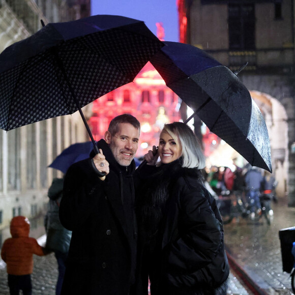 Exclusif - Laeticia Hallyday et son compagnon Jalil Lespert, accompagnés de Jade et Joy sont allés rendre visite au Manneken-Pis qui a été rhabillé en hommage à Johnny Hallyday à Bruxelles le 20 décembre 2022. © Dominique Jacovides / Bestimage 