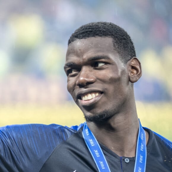 Paul Pogba avec sa mère Yeo et ses frères Florentin Pogba et Mathias Pogba - L'équipe de France célèbre son deuxième titre de Champion du Monde sur la pelouse du stade Loujniki après leur victoire sur la Croatie (4-2) en finale de la Coupe du Monde 2018 (FIFA World Cup Russia2018), le 15 juillet 2018. 