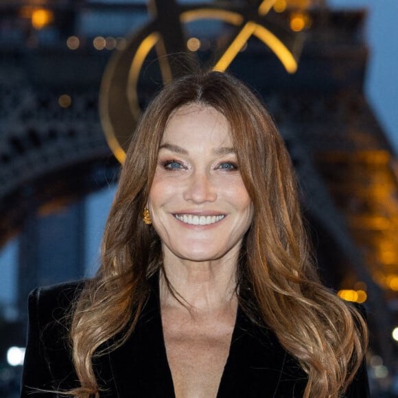 Carla Bruni-Sarkozy - Front row du défilé de mode Saint Laurent, Prêt-à-porter Printemps / Eté 2023 dans le cadre de la Fashion Week de Paris le 27 septembre 2022. © Olivier Borde 