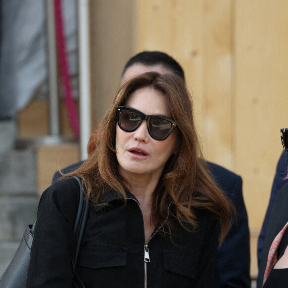 Carla Bruni-Sarkozy - Obsèques de la chanteuse Régine au Crematorium du cimetière du Père-Lachaise à Paris. Le 9 mai 2022 © Jacovides-Moreau / Bestimage 