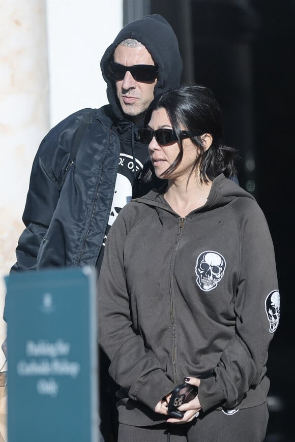 Exclusif - Kourtney Kardashian et son mari Travis Barker sont allés chercher de la nourriture végétarienne à emporter dans un restaurant à Calabasas le 11 décembre 2022.