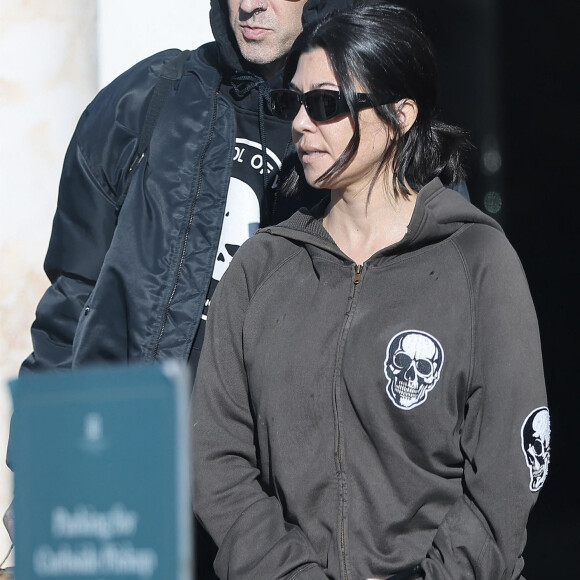 Exclusif - Kourtney Kardashian et son mari Travis Barker sont allés chercher de la nourriture végétarienne à emporter dans un restaurant à Calabasas le 11 décembre 2022.