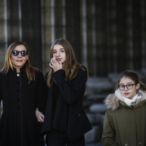 Clotilde Courau et ses filles Luisa de Savoie et Vittoria de Savoie à l'Église de la Madeleine pour l'enterrement de Johnny Hallyday