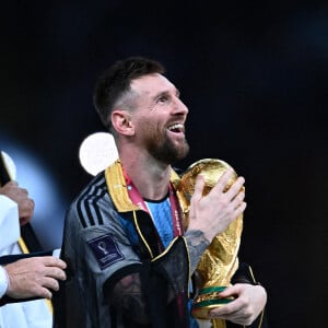 Lionel (Leo) Messi (meilleur joueur de la Coupe du monde 2022) avec la coupe du Monde - Remise du trophée de la Coupe du Monde 2022 au Qatar (FIFA World Cup Qatar 2022). Doha, le 18 décembre 2022. © Philippe Perusseau / Bestimage  Presentation of the 2022 World Cup trophy to Qatar (FIFA World Cup Qatar 2022). Doha, December 18, 2022. 