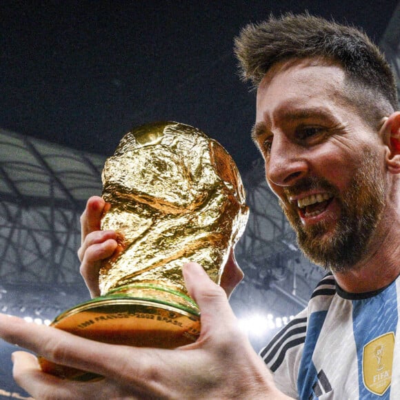 Joie MESSI Lionel (Leo) (ARG) soulevant le trophee de la Coupe du Monde et porte en triomphe par ses coequipiers - Remise du trophée de la Coupe du Monde 2022 au Qatar (FIFA World Cup Qatar 2022) à l'équipe d'argentine après sa victoire contre la France en finale (3-3 - tab 2-4). Doha, le 18 décembre 2022.  Presentation of the trophy for the 2022 World Cup in Qatar (FIFA World Cup Qatar 2022) to the Argentinian team after their victory against France in the final (3-3 - tab 2-4). Doha, December 18, 2022. 