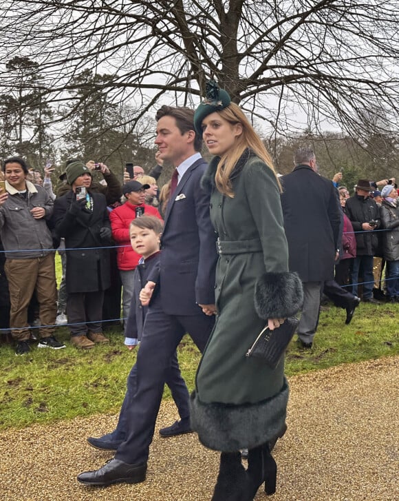 La princesse Beatrice d'York, Edoardo Mapelli Mozzi et leur fils August - La famille royale d'Angleterre au premier service de Noël à Sandringham depuis le décès de la reine Elizabeth II le 25 décembre 2022. 