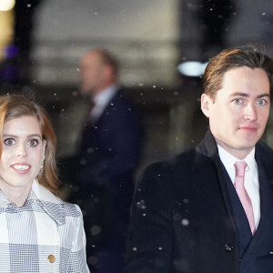 La princesse Beatrice d'York et son mari Edoardo Mapelli Mozzi, arrivent pour le "Together at Christmas" Carol Service à l'abbaye de Westminster à Londres, Royaume uni, le 15 décembre 2022. 