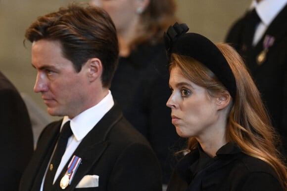 Edoardo Mapelli Mozzi et sa femme la princesse Beatrice d'York - Intérieur - Procession cérémonielle du cercueil de la reine Elisabeth II du palais de Buckingham à Westminster Hall à Londres. Le 14 septembre 2022 