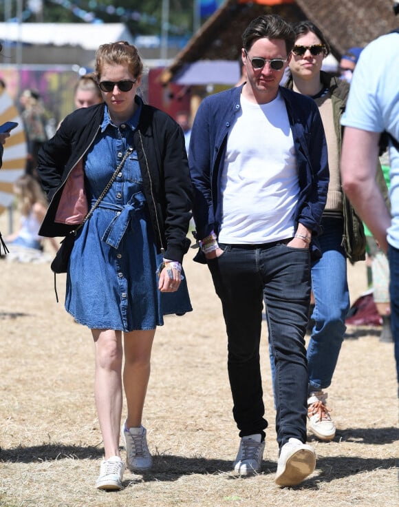 La princesse Beatrice d'York et son fiancé Edoardo Mapelli Mozzi au festival de Glastonbury à Pilton, le 26 juin 2022. 