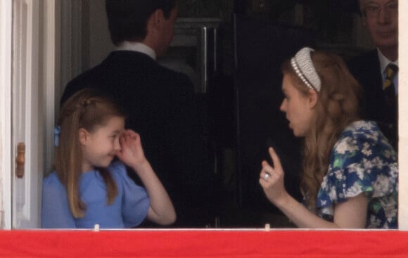 La princesse Charlotte de Cambridge et la princesse Beatrice d'York - Les membres de la famille royale regardent le défilé Trooping the Colour depuis un balcon du palais de Buckingham à Londres lors des célébrations du jubilé de platine de la reine le 2 juin 2022 