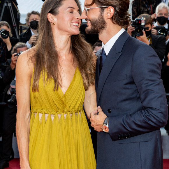 Pierre Niney et sa femme Natasha Andrews - Montée des marches du film "OSS 117 : Alerte rouge en Afrique Noire" lors du 74e Festival de Cannes. Le 17 juillet 2021. © Borde-Jacovides-Moreau / Bestimage