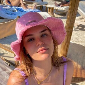 Camille Gottlieb en vacances à Menton, sublime sur la plage.