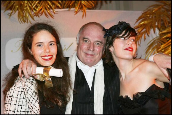 Jérome Savary entouré de ses filles Nina et Manon. Manon secondera PPDA pour la mise en scène de Carmen dans le cadre d'Opéra en plein air, juin 2010 !
