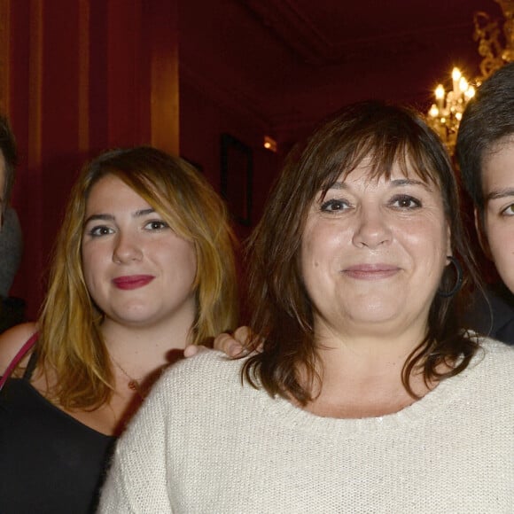 Backstage de la 150ème représentation de la pièce "Je préfère qu'on reste amis" au Théâtre Antoine à Paris le 5 novembre 2014.