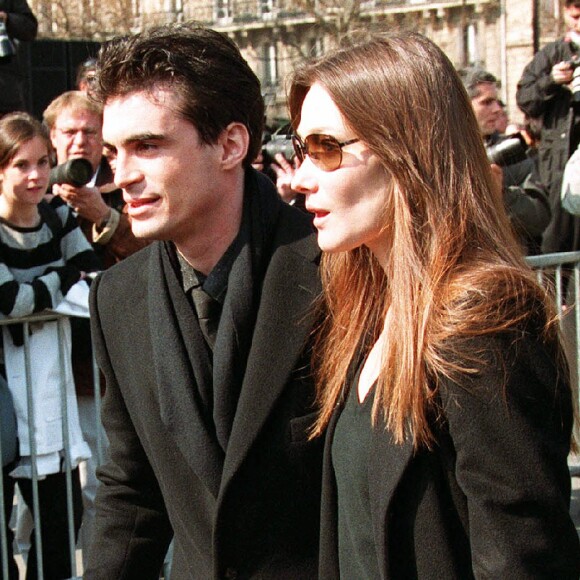 Carla Bruni et Raphaël Enthoven aux obsèques de Jean-Luc Lagardère à Paris.