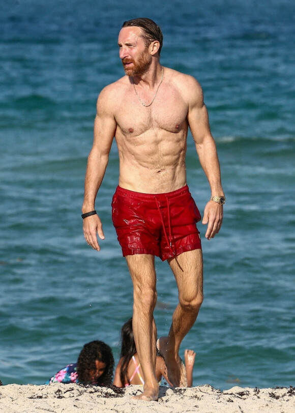 David Guetta et sa compagne Jessica Ledon passent une après-midi détente à la plage à Miami le 26 mai 2021.