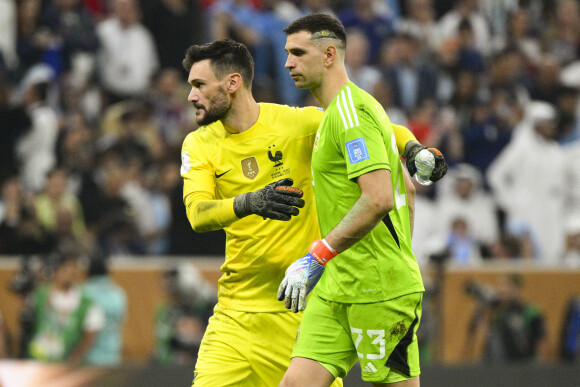 Hugo Lloris et Emiliano Martinez avant la seance de tirs au but - Match "France - Argentine (3-3 - tab 2-4)" en finale de la Coupe du Monde 2022 au Qatar, le 18 décembre 2022.
