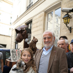 Exclusif - Jean-Paul belmondo et sa fille Stella - L'acteur Jean-Paul Belmondo à fêté son anniversaire (83 ans) avec ses fans dans la cour de son immeuble de la rue des Saint-Père à Paris (comme tous les ans ses fans viennent lui offrir un cadeau à son domicile). © Sébastien Valiela / Bestimage 