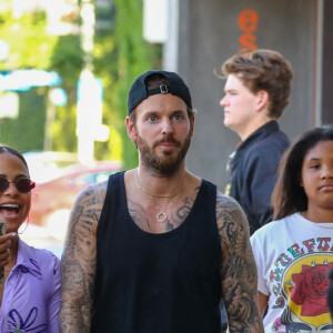 Exclusif - Christina Milian fait du shopping avec sa fille Violet et son mari Matt Pokora (M. Pokora) à Los Angeles le 6 avril 2022.