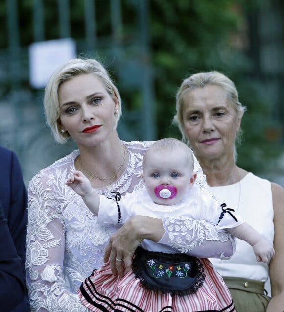 La princesse Charlène, sa fille la princesse Gabriella - Le prince Albert de Monaco et la princesse Charlène, accompagnés de leurs enfants le prince Jacques et la princesse Gabriella, habillés en costume traditionnel, au traditionnel pique-nique de la Principauté, qui se tient chaque année au parc de la princesse Antoinette le 28 août 2015 à Monaco 