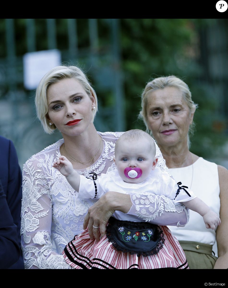 La princesse Charlène, sa fille la princesse Gabriella - Le prince Albert de Monaco et la princesse Charlène, accompagnés de leurs enfants le prince Jacques et la princesse Gabriella, habillés en costume traditionnel, au traditionnel pique-nique de la Principauté, qui se tient chaque année au parc de la princesse Antoinette le 28 août 2015 à Monaco