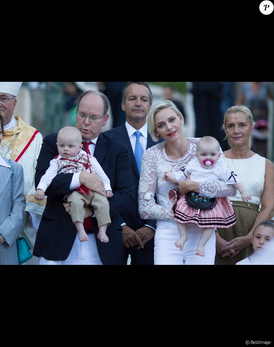 Le prince Albert de Monaco, son fils le prince Jacques, la princesse Charlène, sa fille la princesse Gabriella, Georges Marsan (le maire de Monaco) - Le prince Albert de Monaco et la princesse Charlène, accompagnés de leurs enfants le prince Jacques et la princesse Gabriella, habillés en costume traditionnel, au traditionnel pique-nique de la Principauté, qui se tient chaque année au parc de la princesse Antoinette le 28 août 2015 à Monaco