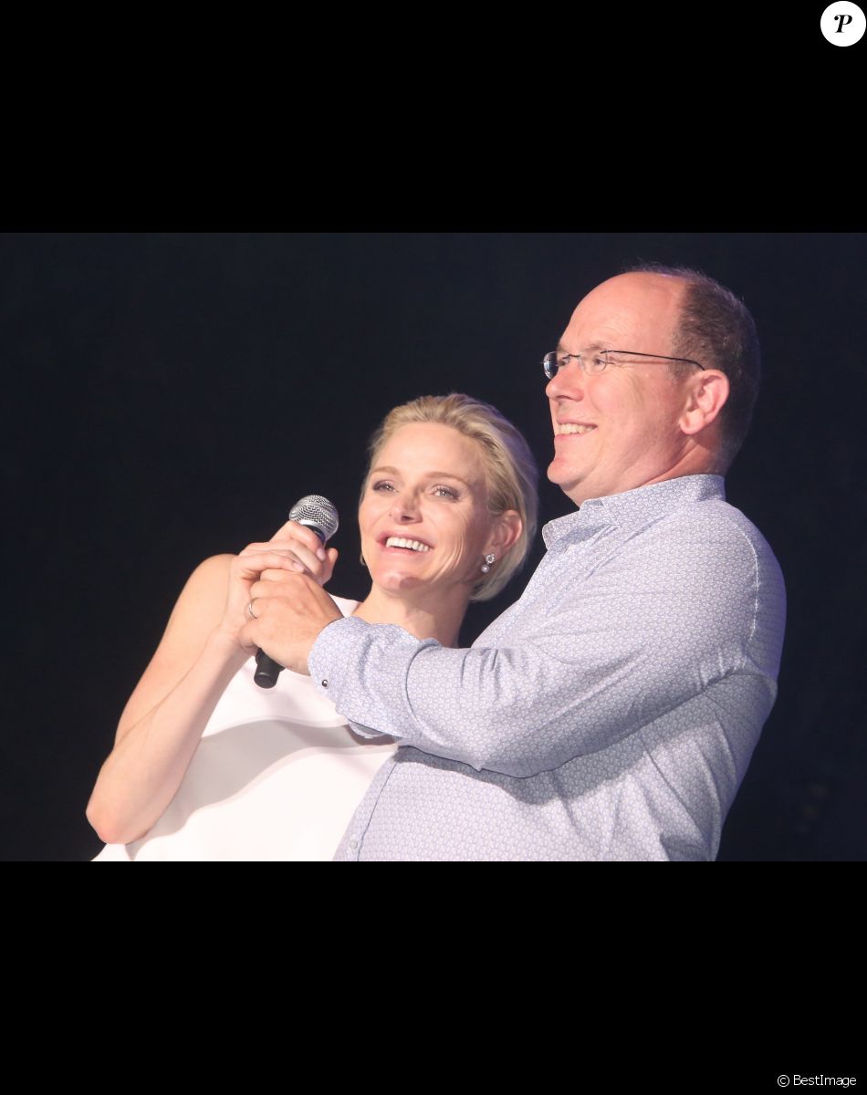 Le prince Albert II de Monaco et son épouse la princesse Charlene participent à la seconde journée marquant les 10 ans de règne de S.A.S. le prince Albert II de Monaco sur la place du Palais, le 12 juillet 2015.