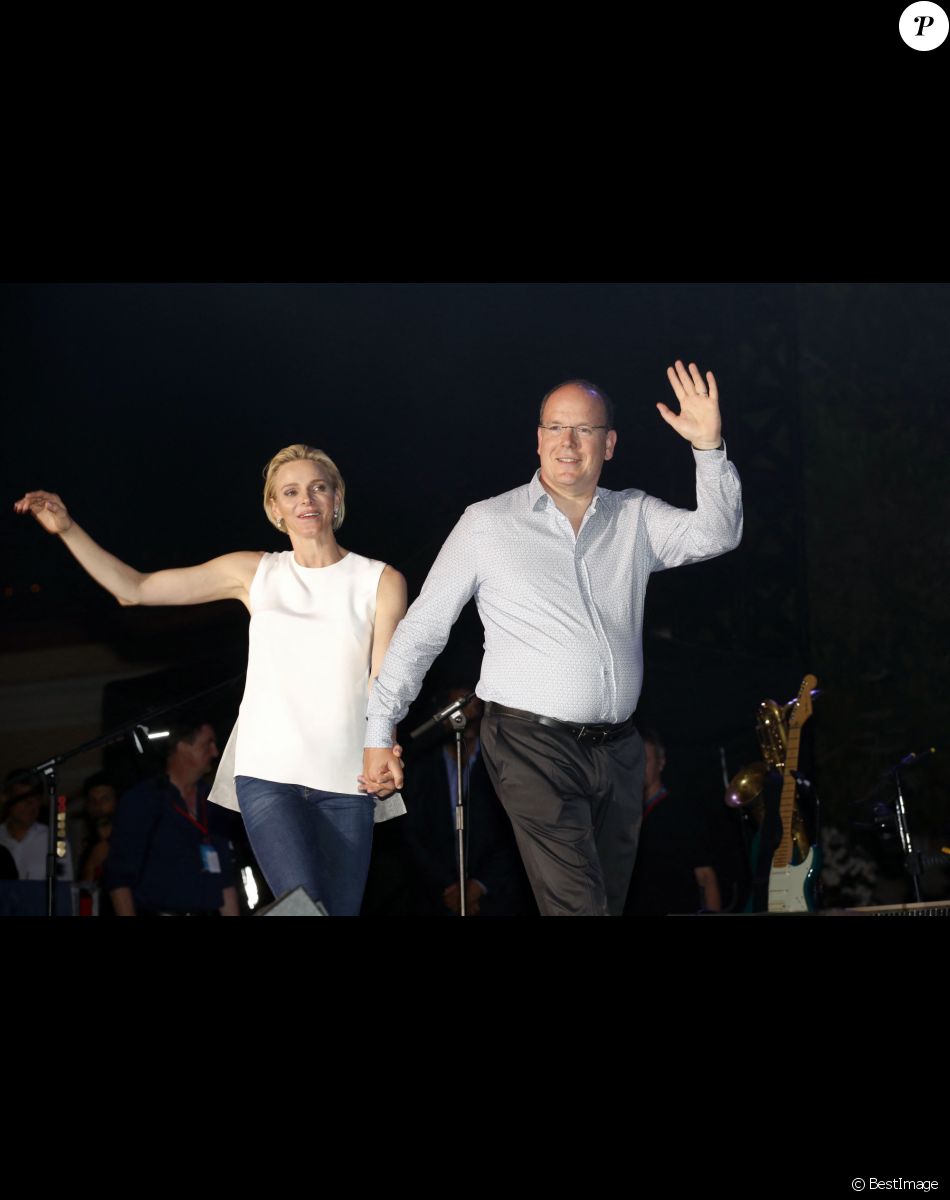 Le prince Albert II de Monaco et son épouse la princesse Charlene participent à la seconde journée marquant les 10 ans de règne de S.A.S. le prince Albert II de Monaco sur la place du Palais, le 12 juillet 2015.