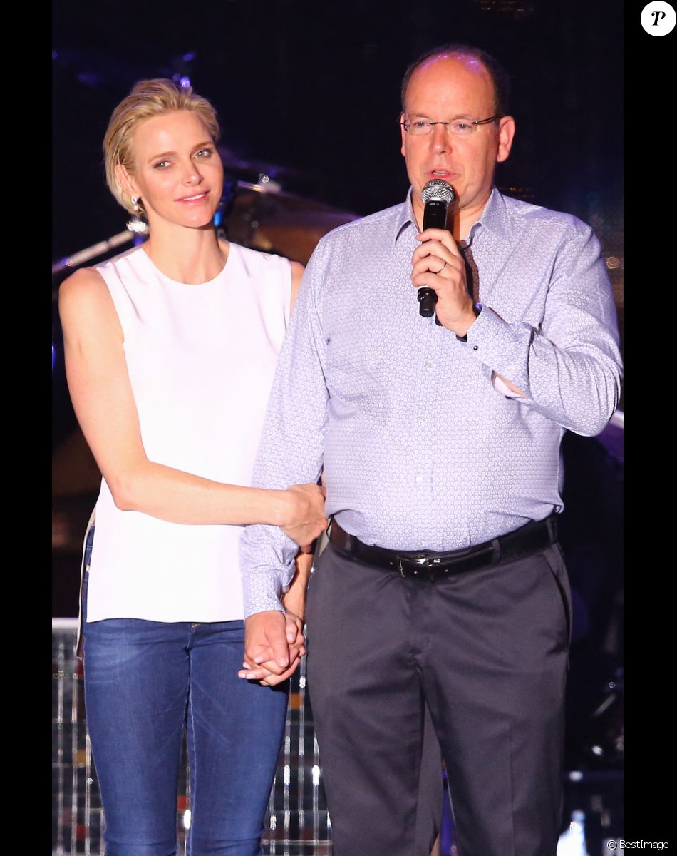 Le prince Albert II de Monaco et son épouse la princesse Charlene participent à la seconde journée marquant les 10 ans de règne de S.A.S. le prince Albert II de Monaco sur la place du Palais, le 12 juillet 2015.