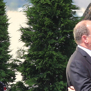 La princesse Charlène de Monaco et le prince Albert II de Monaco s'embrassent après discours en français de la princesse qui a beaucoup ému le prince - Premier jour des célébrations des 10 ans de règne du prince Albert II de Monaco à Monaco, le 11 juillet 2015. 