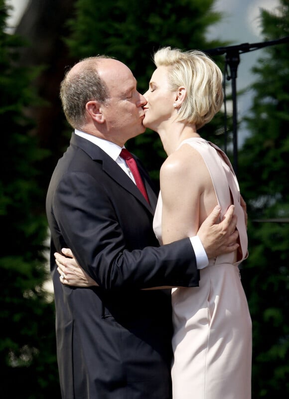 La princesse Charlène de Monaco et le prince Albert II de Monaco s'embrassent après discours en français de la princesse qui a beaucoup ému le prince - Premier jour des célébrations des 10 ans de règne du prince Albert II de Monaco à Monaco, le 11 juillet 2015. 