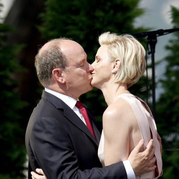 La princesse Charlène de Monaco et le prince Albert II de Monaco s'embrassent après discours en français de la princesse qui a beaucoup ému le prince - Premier jour des célébrations des 10 ans de règne du prince Albert II de Monaco à Monaco, le 11 juillet 2015. 