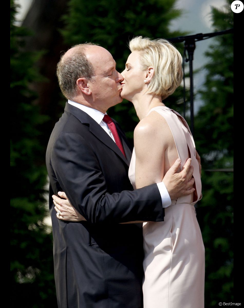La princesse Charlène de Monaco et le prince Albert II de Monaco s'embrassent après discours en français de la princesse qui a beaucoup ému le prince - Premier jour des célébrations des 10 ans de règne du prince Albert II de Monaco à Monaco, le 11 juillet 2015.
