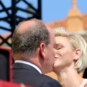 La princesse Charlène de Monaco et le prince Albert II de Monaco s'embrassent après discours en français de la princesse qui a beaucoup ému le prince - Premier jour des célébrations des 10 ans de règne du prince Albert II de Monaco à Monaco, le 11 juillet 2015. 