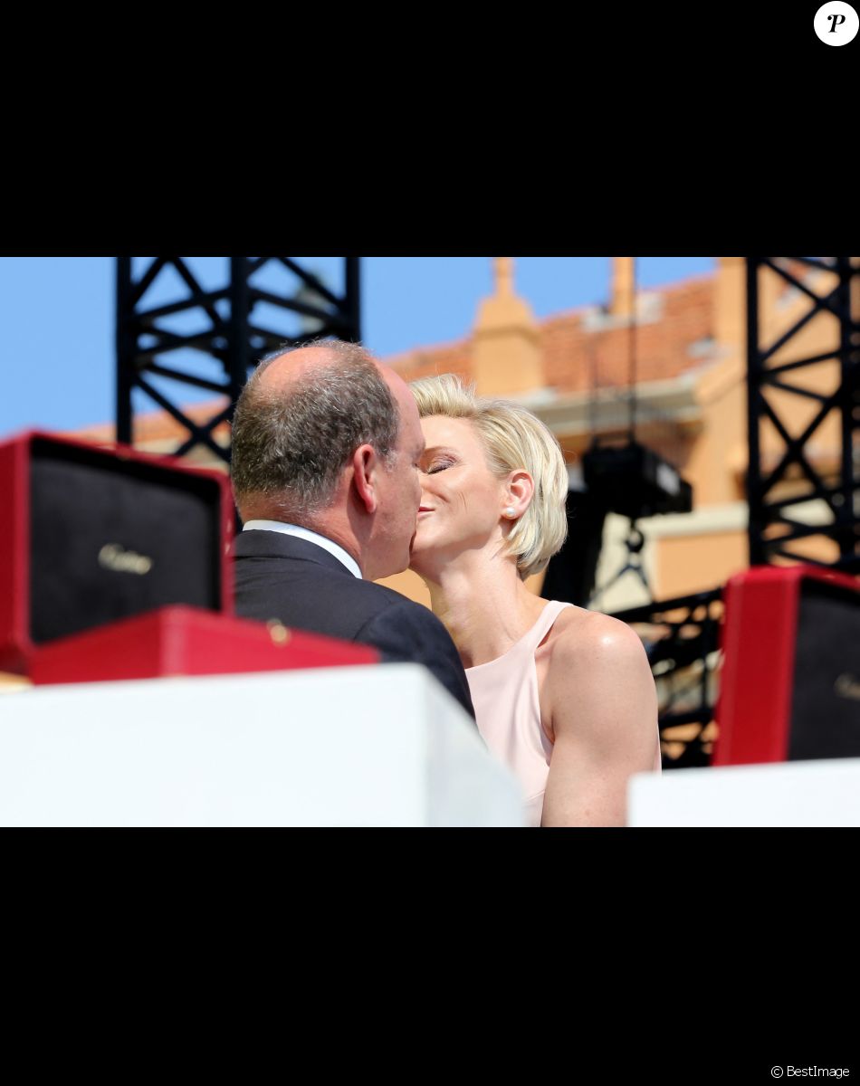 La princesse Charlène de Monaco et le prince Albert II de Monaco s'embrassent après discours en français de la princesse qui a beaucoup ému le prince - Premier jour des célébrations des 10 ans de règne du prince Albert II de Monaco à Monaco, le 11 juillet 2015.