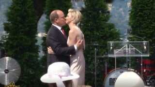 Albert et Charlène de Monaco lâchent le protocole : baisers enflammés, danses endiablées... Un moment à part !