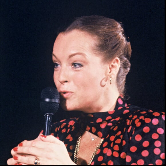 Archives - Michel Drucker et Romy Schneider sur le plateau de l'émission "Les rendez-vous du dimanche" en 1980.