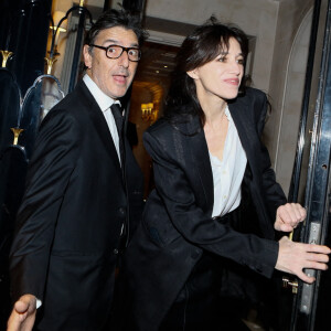 Yvan Attal et sa compagne Charlotte Gainsbourg - Arrivées à la 10ème édition du "Global Gift Gala 2022" au Four Seasons Hotel George V à Paris le 19 novembre 2022. © Christophe Clovis / Bestimage 