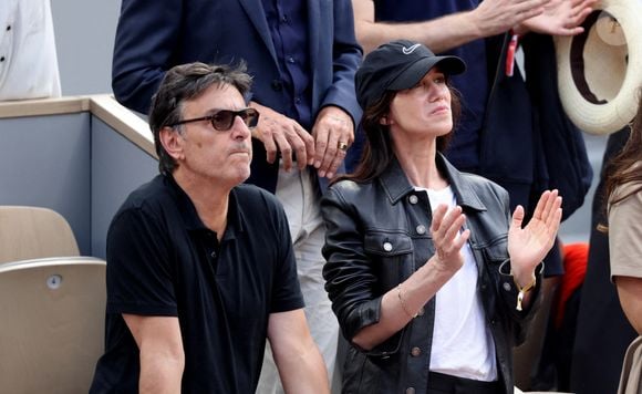 Charlotte Gainsbourg, son compagnon Yvan Attal dans les tribunes lors des Internationaux de France de Tennis de Roland Garros 2022. Paris, le 5 juin 2022. © Dominique Jacovides/Bestimage 