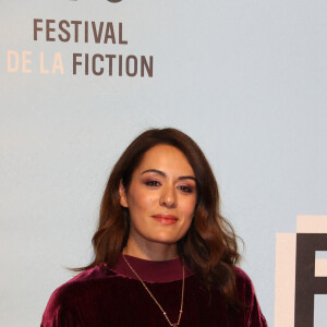 Sofia Essaidi au photocall de "Les Combattantes" lors de la 24ème édition du Festival de la Fiction TV de la Rochelle, le 15 septembre 2022. 