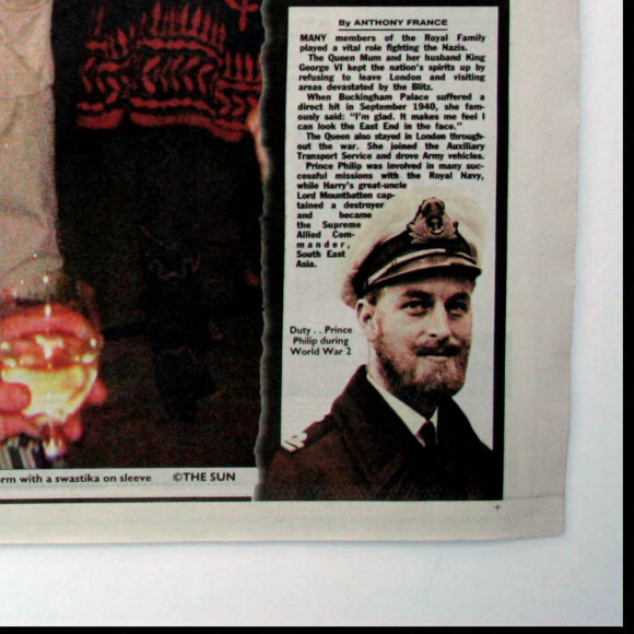 Le Prince Harry, photographié en uniforme nazi lors d'une fête costumée en janvier 2005.